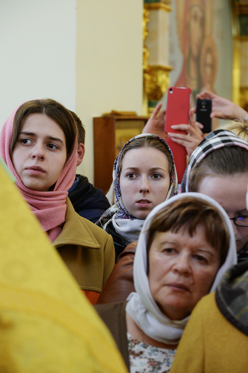 Slujirea Patriarhului în Duminica dinaintea Înălțării Sfintei Cruci la biserica „Toți Sfinții care în pământul Rusiei au strălucit” din Novokosino