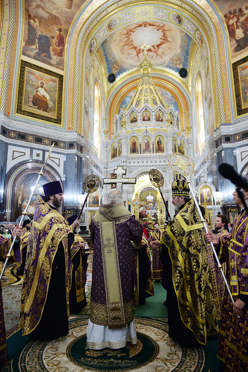 Патриаршее служение в канун праздника Воздвижения Креста Господня в Храме Христа Спасителя в Москве