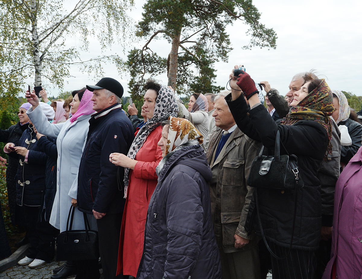 Slujirea Patriarhului de sărbătoarea Înălțării Crucii Domnului la biserica „Sfântul Arhanghel Mihail” din satul Belousovo (Noua Moscovă)