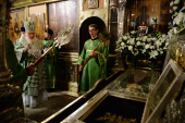 În ajunul zilei de pomenire a cuviosului Serghie de Radonej Întâistătătorul Bisericii Ortodoxe Ruse a săvârșit privegherea în Lavra „Sfânta Treime” a sfântului Serghie