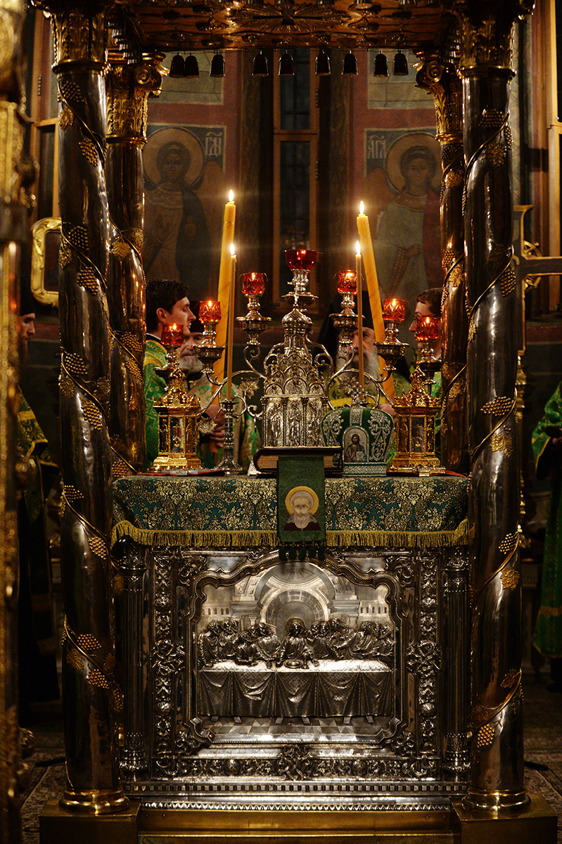 Всенощное бдение в канун дня преставления преподобного Сергия Радонежского в Троицком соборе Троице-Сергиевой лавры
