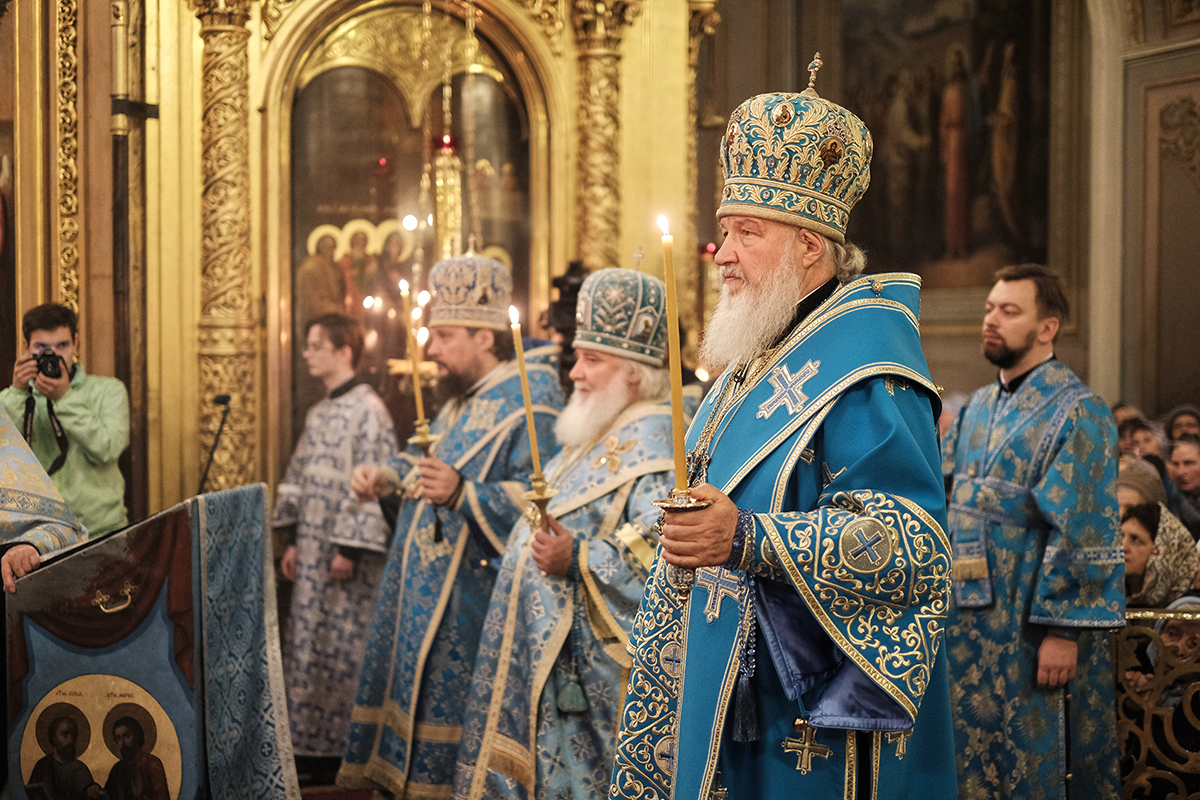 Патріарше служіння в напередодні свята Казанської ікони Божої Матері в Богоявленському кафедральному соборі в Москві