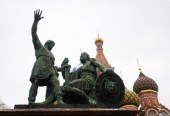 Depunerea florilor la monumentul lui Kuzma Minin și Dmitrii Pozharski în Piața Roșie
