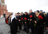 Președintele Rusiei V.V. Putin și Sanctitatea Sa Patriarhul Chiril au depus flori la monumentul lui Kuzma Minin și Dmitrii Pozharski în Piața Roșie