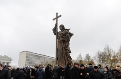 Святейший Патриарх Кирилл освятил памятник святому равноапостольному князю Владимиру на Боровицкой площади в Москве