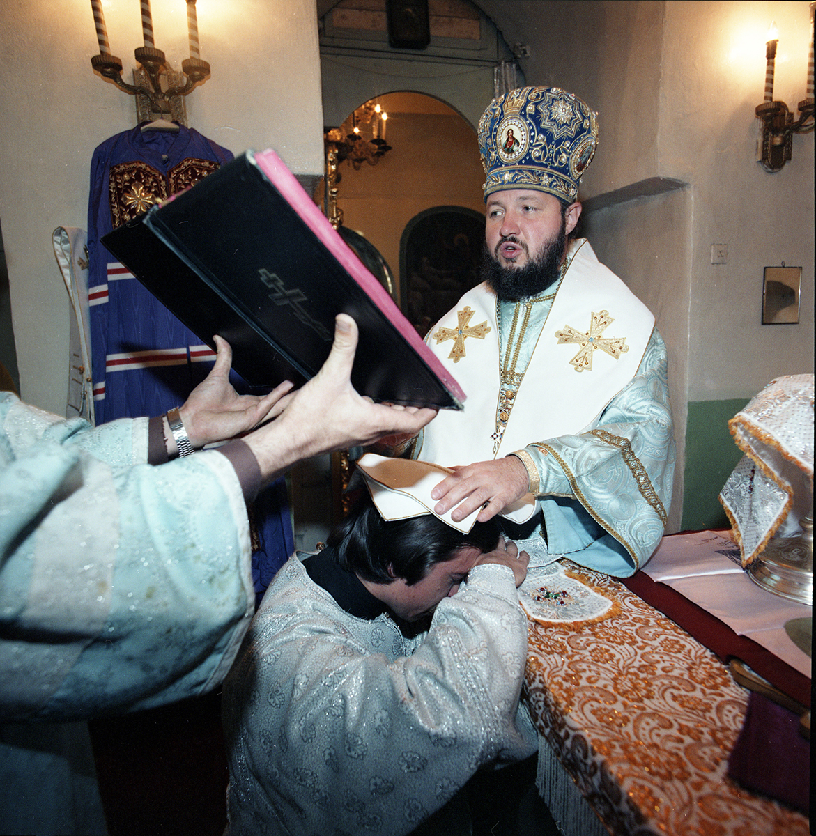 Архиепископ Кирилл совершает хиротонию. Смоленск. 1980-е гг.