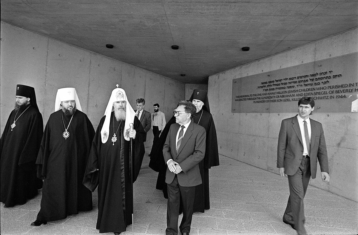 Во время визита Святейшего Патриарха Алексия II на Святую Землю. Посещение мемориала жертвам холокоста. 27 марта 1991 г.