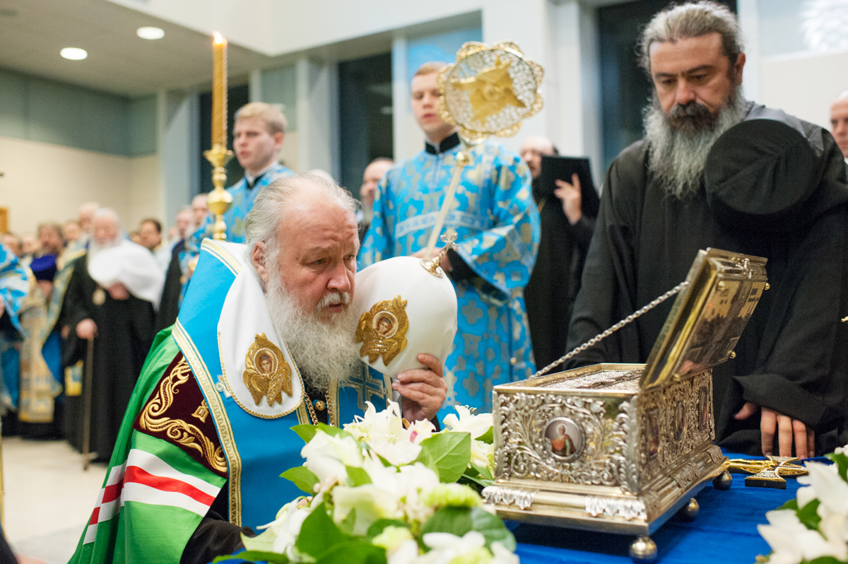 Молебен перед ковчегом с поясом Пресвятой Богородицы в московском аэропорту Внуково. 28 ноября 2011 г.
