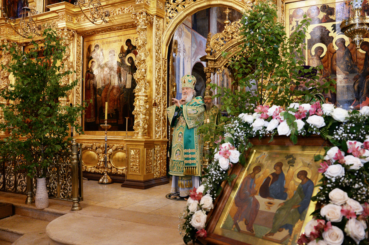 Божественная Литургия в Успенском соборе Троице-Сергиевой лавры в день Святой Троицы. 31 мая 2015 г.