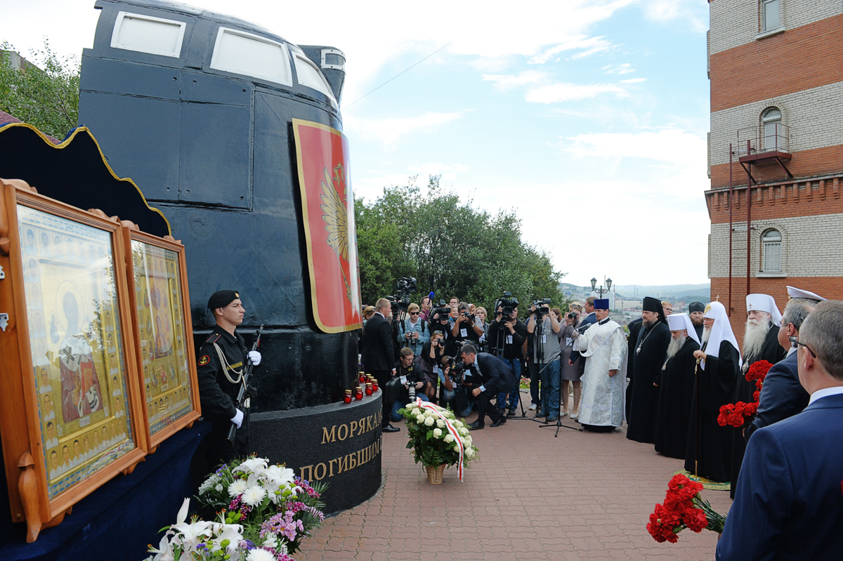 У памятника морякам атомной подводной лодки «Курск» в Мурманске. 19 августа 2016 г.