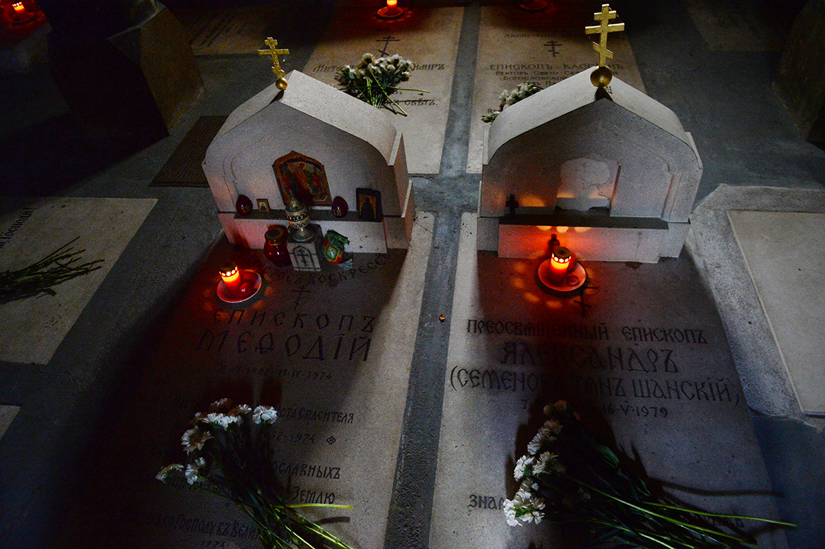 Патриарший визит в Корсунскую епархию. Посещение кладбища Сен-Женевьев-де-Буа
