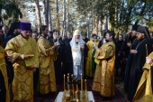 Предстоятель Руської Православної Церкви звершив на російському кладовищі Сен-Женев'єв-де-Буа молитву про співвітчизників, що померли далеко від Батьківщини