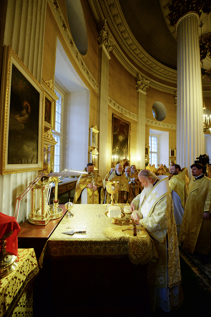 Vizita Patriarhului la Eparhia de Sanct-Petersborg. Liturghia în Lavra „Sfântul Alexandru Nevski”. Întâlnirea cu șeful Serviciului „Rosobrnadzor”
