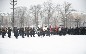 В День защитника Отечества Святейший Патриарх Кирилл возложил венок к могиле Неизвестного солдата у Кремлевской стены