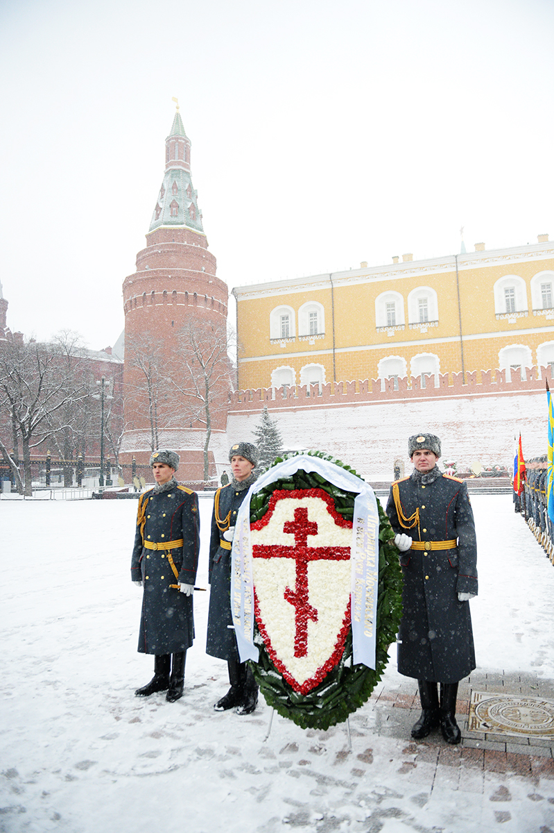Depunerea coroanei de flori la mormântul Ostașului necunoscut lângă zidurile Kremlinului de Ziua apărătorului Patriei