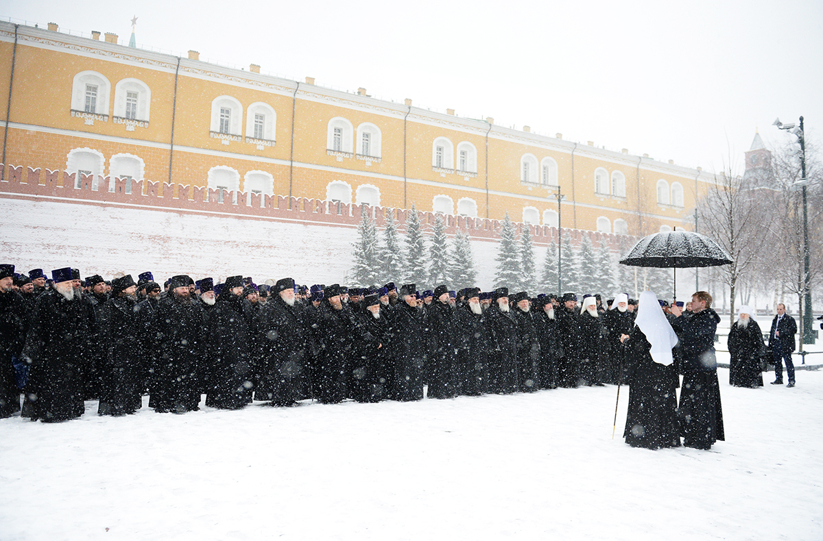 Покладання вінка до могили Невідомого солдата біля Кремлівської стіни в День захисника Вітчизни