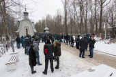 Память погибших пожарных молитвенно почтили на Серафимовском кладбище Санкт-Петербурга