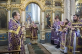 В Неделю Крестопоклонную Патриарший экзарх всея Беларуси совершил Литургию в Свято-Духовом кафедральном соборе Минска