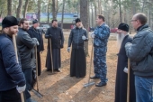 Глава Рязанской митрополии принял участие в субботнике в одном из районов Рязани
