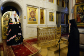 În ajunul Marții Mari Sanctitatea Sa Patriarhul Chiril a luat parte la slujba dumnezeiască de seară la mănăstirea „Sfântul Alexie, omul lui Dumnezeu”, or. Moscova