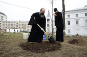Глава Ивановской митрополии принял участие в посадке деревьев мемориального Шереметевского сквера