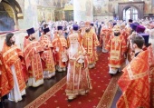 În Duminica Femeilor Mironosițe locțiitorul Patriarhului pe Eparhia de Moscova a săvârșit Dumnezeiasca Liturghie în catedrala „Adormirea Maicii Domnului” din Kremlin, or. Moscova