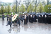 Depunerea coroanei de flori la mormântul Ostașului Necunoscut lângă zidul Kremlinului