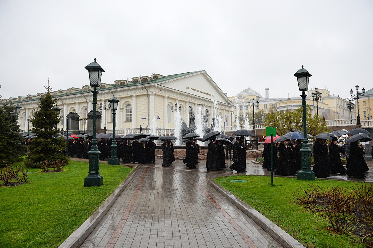 Depunerea coroanei de flori la mormântul Ostașului Necunoscut lângă zidul Kremlinului