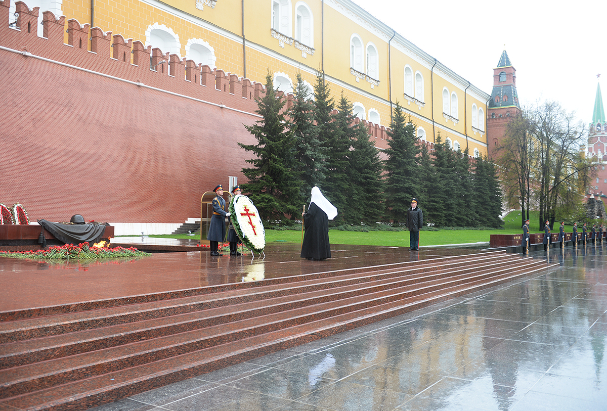 Возложение венка к могиле Неизвестного солдата у Кремлевской стены