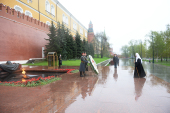 Întâistătătorul Bisericii Ortodoxe Ruse a depus o coroană de flori la mormântul Ostașului Necunoscut lângă zidul Kremlinului