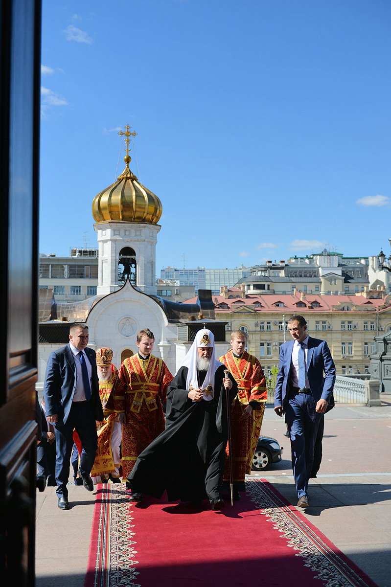 Патриаршее служение в день памяти святителя Николая Чудотворца в Храме Христа Спасителя в Москве