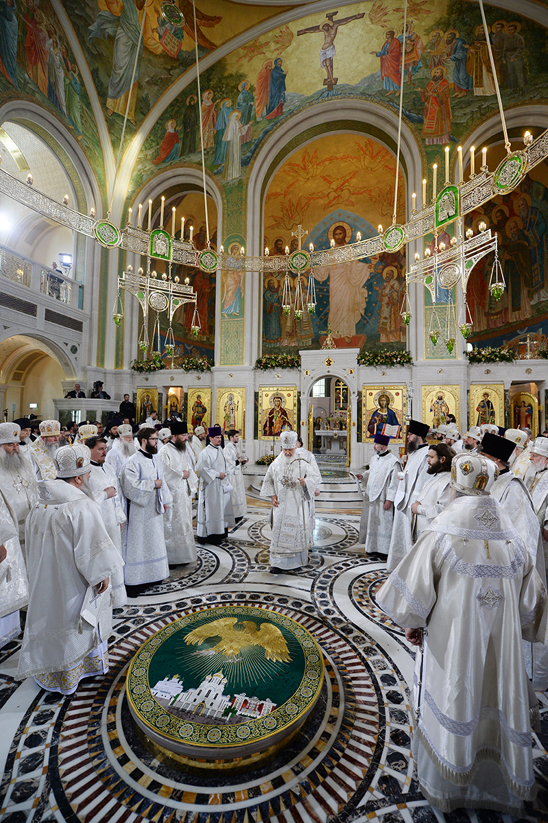 Slujirea Patriarhului de sărbătoarea Înălțării Domnului la mănăstirea „Întâmpinarea Domnului”, or Moscova. Dumnezeiasca Liturghie. Sfințirea biericii cu hramul în cinstea Învierii lui Hristos și a Noilor Mucenici și Mărturisitori ai Bisericii Ruse