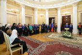 Înmânarea Sanctității Sale Patriarhul Chiril a însemnului de cetățean de onoare al Sanct-Petersburgului
