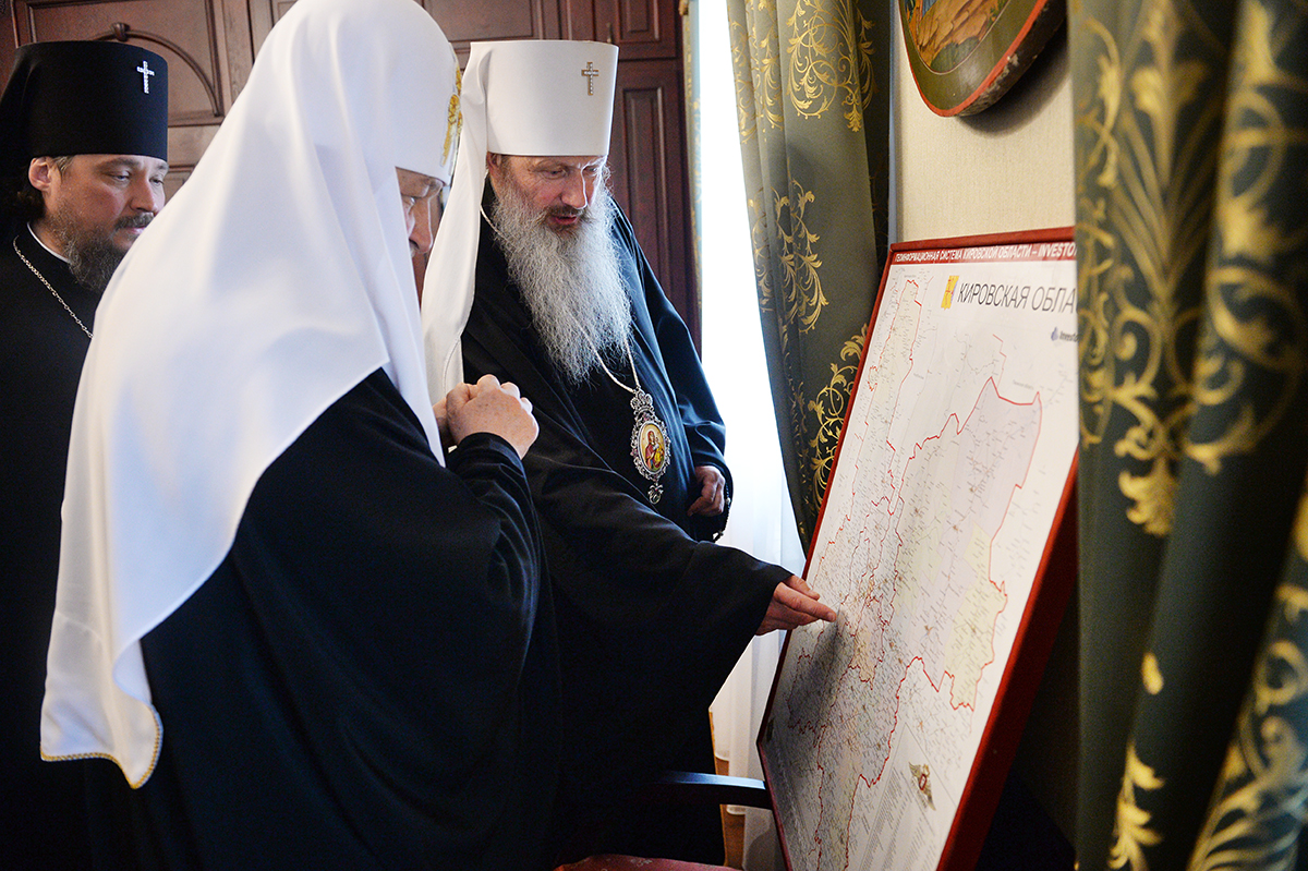 Vizita Patriarhului la Mitropolia de Veatka. Vizitarea mănăstirii de călugări „Adromirea Maicii Domnului” a Sfântului Trifon de Veatka, or. Kirov, și a gimnaziului ortodox local