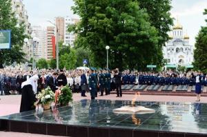 Святейший Патриарх Кирилл возложил цветы к Мемориалу славы в Реутове