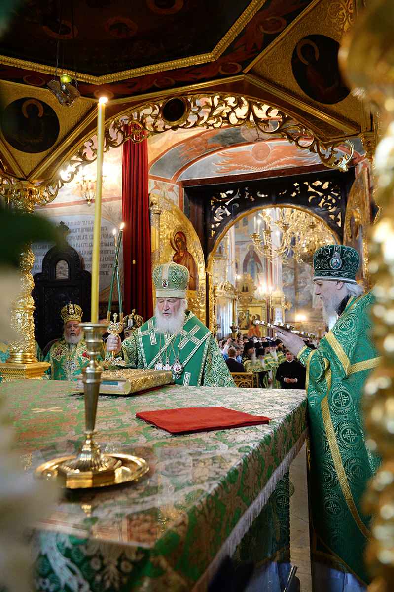Slujirea Patriarhului de ziua pomenirii Sfântului Cuvios Serghie de Radonej. Dumnezeiasca Liturghie și Te-Deumul în Lavra „Sfânta Treime” a Cuviosului Serghie. Înmânarea distincțiilor bisericești