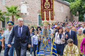În orașele și satele din Bulgaria credincioșii întâmpină cu rugăciuni racla cu părticele din Veșmântul și Acoperământul Maicii Domnului adusă din Moscova