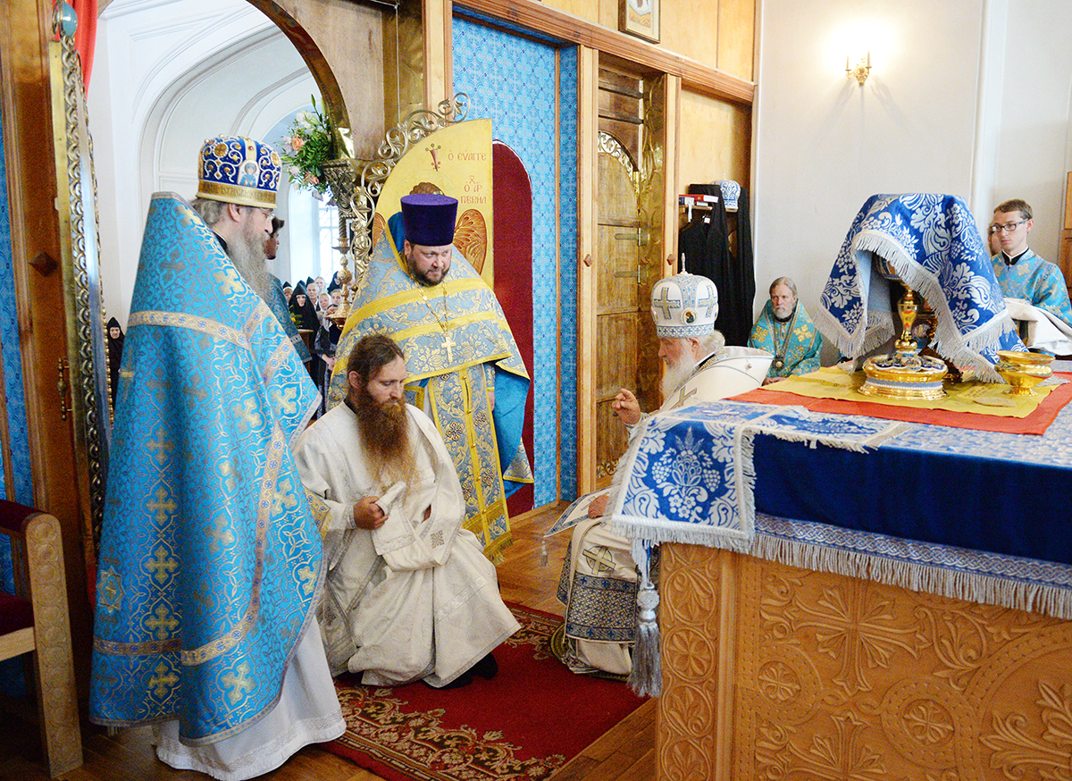 Патриаршее служение в праздник Казанской иконы Божией Матери в Казанской пустыни в Шамордино