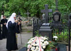 Святейший Патриарх Кирилл посетил Никольское и Большеохтинское кладбища Санкт-Петербурга