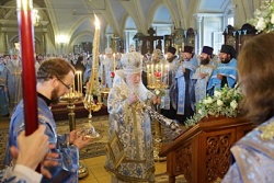 В праздник Смоленской иконы Божией Матери Патриарший наместник Московской епархии совершил Литургию в Новодевичьем монастыре