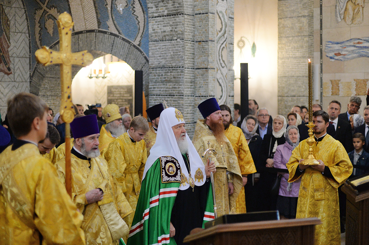 Освящение московского храма Трех святителей в пос. Воскресенское