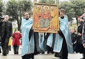 Рельефную икону Божией Матери передали в Сергиево-Посадский дом-интернат для слепоглухих детей