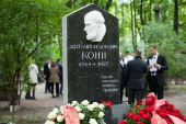 Отреставрированный памятник выдающемуся юристу А.Ф. Кони освящен на Волковском кладбище Санкт-Петербурга