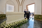 Святейший Патриарх Кирилл возложил цветы к могиле первого Президента Узбекистана в Самарканде