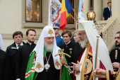Святейший Патриарх Кирилл передал в дар Румынской Церкви частицу мощей преподобного Серафима Саровского