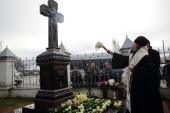 В первую годовщину кончины архиепископа Амвросия (Щурова) на могиле архипастыря освятили памятник