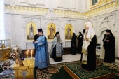 La cea de-a noua aniversare din ziua decesului Patriarhului Alexii II Întâistătătorul Bisericii Ortodoxe Ruse a săvârșit slujba dumnezeiască de pomenire la mănăstirea ”Sfântul Daniel”