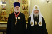 Святейший Патриарх Кирилл вручил церковные награды клирикам Москвы, отмечающим в этом году памятные даты