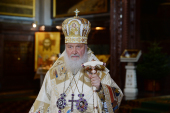 Перед началом ночного Рождественского богослужения Святейший Патриарх Кирилл в прямом эфире поздравил телезрителей с праздником