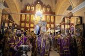 Slujirea Patriarhului în Duminica a 4-a din Postul Mare. Sfințirea bisericii „Înălțarea Sfintei Cruci” din Cistyi Vrajek, or. Moscova
